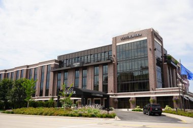 Green Bay, Wisconsin ABD - 4 Ağustos 2024: Lodge Kohler Süslü Oteli Green Bay Packers Lambeau Field 'ın karşısında faaliyet gösteriyor..