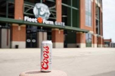 Green Bay, Wisconsin ABD - 4 Ağustos 2024: Packers NFL futbol takımının Lambeau Field 'ın önünde bir kutu Coors Light bira duruyor.