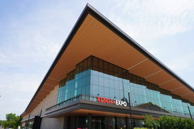 Green Bay, Wisconsin ABD - 4 Ağustos 2024 Green Bay Packers Lambeau Field caddesinin karşısındaki dinlenme merkezi ve fuar.