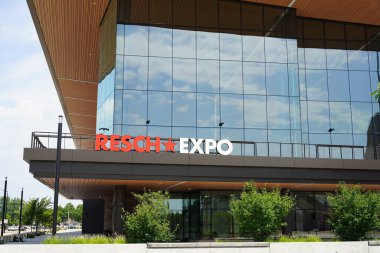 Green Bay, Wisconsin ABD - 4 Ağustos 2024 Green Bay Packers Lambeau Field caddesinin karşısındaki dinlenme merkezi ve fuar.