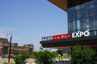 Green Bay, Wisconsin ABD - 4 Ağustos 2024 Green Bay Packers Lambeau Field caddesinin karşısındaki dinlenme merkezi ve fuar.