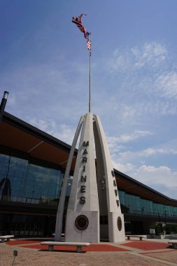 Green Bay, Wisconsin ABD - 4 Ağustos 2024 Green Bay Packers Lambeau Field caddesinin karşısındaki dinlenme merkezi ve fuar.