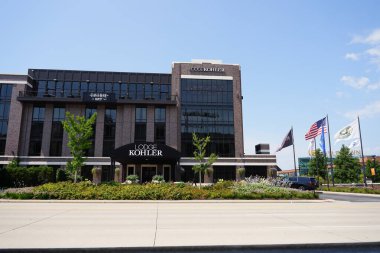 Green Bay, Wisconsin ABD - 4 Ağustos 2024: Lodge Kohler Süslü Oteli Green Bay Packers Lambeau Field 'ın karşısında faaliyet gösteriyor..