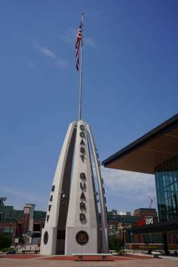 Green Bay, Wisconsin ABD - 4 Ağustos 2024 Green Bay Packers Lambeau Field caddesinin karşısındaki dinlenme merkezi ve fuar.