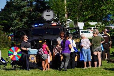 Fond du Lac, Wisconsin USA - 6 Ağustos 2024: Yerel Polis, Şerif ve İtfaiye Memurları, Ulusal Gece Yarısı Aile Eğlencesi etkinliği için topluluk aileleriyle bir araya geldi.