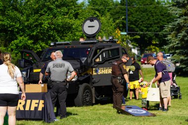 Fond du Lac, Wisconsin USA - 6 Ağustos 2024: Yerel Polis, Şerif ve İtfaiye Memurları, Ulusal Gece Yarısı Aile Eğlencesi etkinliği için topluluk aileleriyle bir araya geldi.
