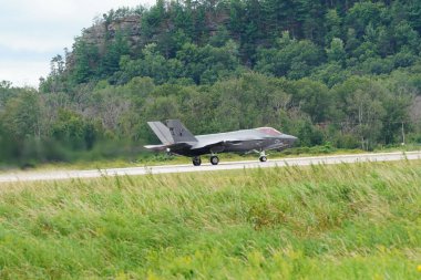 Douglas Kampı, Wisconsin ABD - 9 Ağustos 2024: Birleşik Devletler Hava Kuvvetleri savaş uçakları F-35 ve F-16, Kuzey Işıklı Savaş tatbikatı sırasında Volk Hava Sahası 'na iniş yaptı..