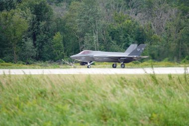 Douglas Kampı, Wisconsin ABD - 9 Ağustos 2024: Birleşik Devletler Hava Kuvvetleri savaş uçakları F-35 ve F-16, Kuzey Işıklı Savaş tatbikatı sırasında Volk Hava Sahası 'na iniş yaptı..