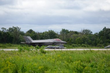 Douglas Kampı, Wisconsin ABD - 9 Ağustos 2024: Birleşik Devletler Hava Kuvvetleri savaş uçakları F-35 ve F-16, Kuzey Işıklı Savaş tatbikatı sırasında Volk Hava Sahası 'na iniş yaptı..