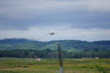 Douglas Kampı, Wisconsin ABD - 9 Ağustos 2024: Birleşik Devletler Hava Kuvvetleri savaş uçakları F-35 ve F-16, Kuzey Işıklı Savaş tatbikatı sırasında Volk Hava Sahası 'na iniş yaptı..