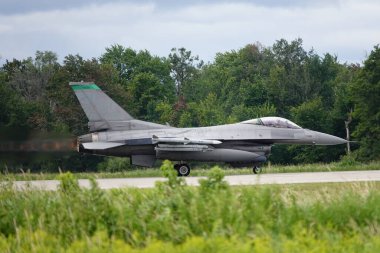 Douglas Kampı, Wisconsin ABD - 9 Ağustos 2024: Birleşik Devletler Hava Kuvvetleri savaş uçakları F-35 ve F-16, Kuzey Işıklı Savaş tatbikatı sırasında Volk Hava Sahası 'na iniş yaptı..