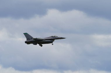 Douglas Kampı, Wisconsin ABD - 9 Ağustos 2024: Birleşik Devletler Hava Kuvvetleri savaş uçakları F-35 ve F-16, Kuzey Işıklı Savaş tatbikatı sırasında Volk Hava Sahası 'na iniş yaptı..