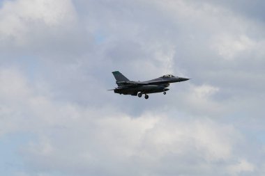 Douglas Kampı, Wisconsin ABD - 9 Ağustos 2024: Birleşik Devletler Hava Kuvvetleri savaş uçakları F-35 ve F-16, Kuzey Işıklı Savaş tatbikatı sırasında Volk Hava Sahası 'na iniş yaptı..