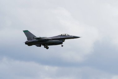 Douglas Kampı, Wisconsin ABD - 9 Ağustos 2024: Birleşik Devletler Hava Kuvvetleri savaş uçakları F-35 ve F-16, Kuzey Işıklı Savaş tatbikatı sırasında Volk Hava Sahası 'na iniş yaptı..