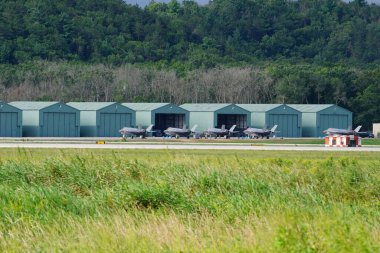 Douglas Kampı, Wisconsin ABD - 9 Ağustos 2024: Birleşik Devletler Hava Kuvvetleri savaş uçakları F-35 ve F-16, Kuzey Işıklı Savaş tatbikatı sırasında Volk Hava Sahası 'na iniş yaptı..