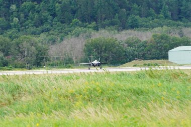 Douglas Kampı, Wisconsin ABD - 9 Ağustos 2024: Birleşik Devletler Hava Kuvvetleri savaş uçakları F-35 ve F-16, Kuzey Işıklı Savaş tatbikatı sırasında Volk Hava Sahası 'na iniş yaptı..