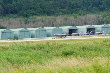 Douglas Kampı, Wisconsin ABD - 9 Ağustos 2024: Birleşik Devletler Hava Kuvvetleri savaş uçakları F-35 ve F-16, Kuzey Işıklı Savaş tatbikatı sırasında Volk Hava Sahası 'na iniş yaptı..