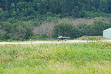 Douglas Kampı, Wisconsin ABD - 9 Ağustos 2024: Birleşik Devletler Hava Kuvvetleri savaş uçakları F-35 ve F-16, Kuzey Işıklı Savaş tatbikatı sırasında Volk Hava Sahası 'na iniş yaptı..