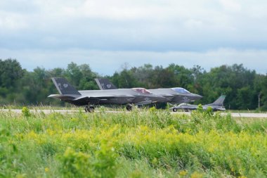 Douglas Kampı, Wisconsin ABD - 9 Ağustos 2024: Birleşik Devletler Hava Kuvvetleri savaş uçakları F-35 ve F-16, Kuzey Işıklı Savaş tatbikatı sırasında Volk Hava Sahası 'na iniş yaptı..