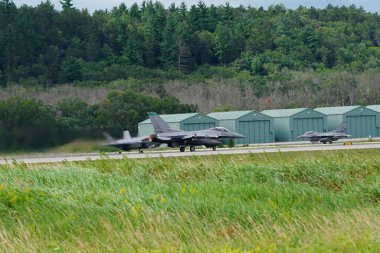 Douglas Kampı, Wisconsin ABD - 9 Ağustos 2024: Birleşik Devletler Hava Kuvvetleri savaş uçakları F-35 ve F-16, Kuzey Işıklı Savaş tatbikatı sırasında Volk Hava Sahası 'na iniş yaptı..