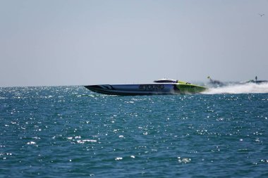 Sheboygan, Wisconsin ABD - 11 Ağustos 2024: Michigan Gölü 'nde yüksek sürat tekneleri gezdi.