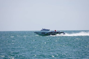 Sheboygan, Wisconsin ABD - 11 Ağustos 2024: Michigan Gölü 'nde yüksek sürat tekneleri gezdi.