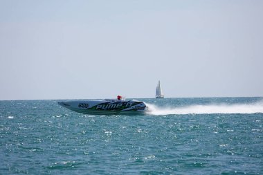 Sheboygan, Wisconsin ABD - 11 Ağustos 2024: Michigan Gölü 'nde yüksek sürat tekneleri gezdi.