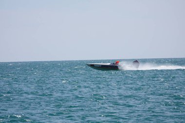 Sheboygan, Wisconsin ABD - 11 Ağustos 2024: Michigan Gölü 'nde yüksek sürat tekneleri gezdi.