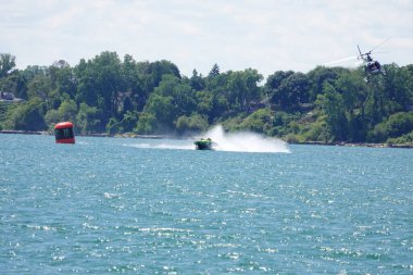 Sheboygan, Wisconsin ABD - 11 Ağustos 2024: Michigan Gölü 'nde yüksek sürat tekneleri gezdi.