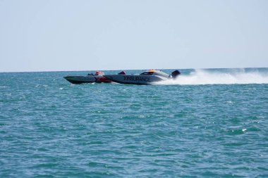 Sheboygan, Wisconsin ABD - 11 Ağustos 2024: Michigan Gölü 'nde yüksek sürat tekneleri gezdi.