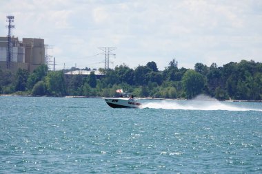 Sheboygan, Wisconsin ABD - 11 Ağustos 2024: Michigan Gölü 'nde yüksek sürat tekneleri gezdi.