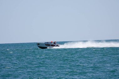 Sheboygan, Wisconsin ABD - 11 Ağustos 2024: Michigan Gölü 'nde yüksek sürat tekneleri gezdi.