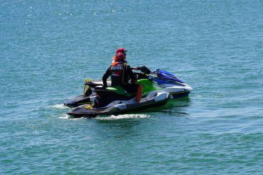 Sheboygan, Wisconsin USA - 14 Ağustos 2024: Erkekler yaz boyunca Michigan Gölü 'nde jet ski sürerler.
