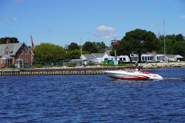 Sheboygan, Wisconsin ABD - 10 Ağustos 2024: İnsanlar yaz boyunca Michigan Gölü 'nde teknelerle geziyorlar.