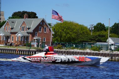 Sheboygan, Wisconsin ABD - 10 Ağustos 2024: İnsanlar yaz boyunca Michigan Gölü 'nde teknelerle geziyorlar.