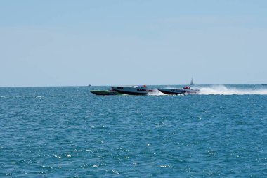 Sheboygan, Wisconsin ABD - 11 Ağustos 2024: Michigan Gölü 'nde yüksek sürat tekneleri gezdi.