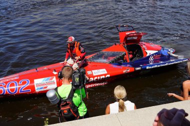 Sheboygan, Wisconsin ABD - 10 Ağustos 2024: İnsanlar yaz boyunca Michigan Gölü 'nde teknelerle geziyorlar.