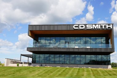 Gökyüzündeki modern ofis binası