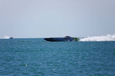 Sheboygan, Wisconsin ABD - 11 Ağustos 2024: Michigan Gölü 'nde yüksek sürat tekneleri gezdi.