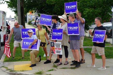 Milwaukee, Wisconsin ABD - 16 Ağustos 2024: Pro President Trump ve Pro VP J.D. J.D. döneminde Vance taraftarları Milwaukee Polis Derneği 'nin önünde yürüyüş yaptı. Vance 'in siyasi kampanya durağı.