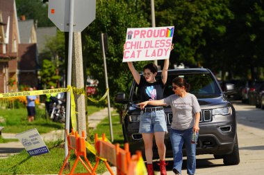 Milwaukee, Wisconsin ABD - 16 Ağustos 2024: Pro President Trump ve Pro VP J.D. J.D. döneminde Vance taraftarları Milwaukee Polis Derneği 'nin önünde yürüyüş yaptı. Vance 'in siyasi kampanya durağı.