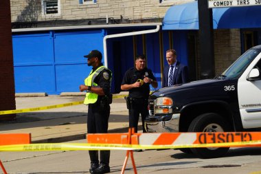 Milwaukee, Wisconsin ABD - 16 Ağustos 2024: Pro President Trump ve Pro VP J.D. J.D. döneminde Vance taraftarları Milwaukee Polis Derneği 'nin önünde yürüyüş yaptı. Vance 'in siyasi kampanya durağı.