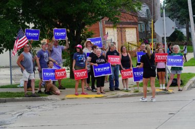 Milwaukee, Wisconsin ABD - 16 Ağustos 2024: Pro President Trump ve Pro VP J.D. J.D. döneminde Vance taraftarları Milwaukee Polis Derneği 'nin önünde yürüyüş yaptı. Vance 'in siyasi kampanya durağı.