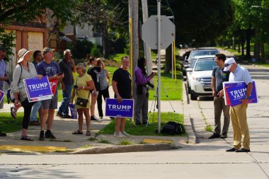 Milwaukee, Wisconsin ABD - 16 Ağustos 2024: Pro President Trump ve Pro VP J.D. J.D. döneminde Vance taraftarları Milwaukee Polis Derneği 'nin önünde yürüyüş yaptı. Vance 'in siyasi kampanya durağı.