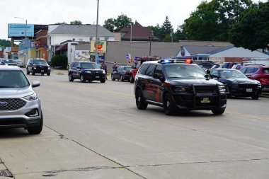 Milwaukee, Wisconsin ABD - 16 Ağustos 2024: Pro President Trump ve Pro VP J.D. J.D. döneminde Vance taraftarları Milwaukee Polis Derneği 'nin önünde yürüyüş yaptı. Vance 'in siyasi kampanya durağı.