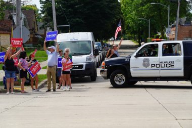 Milwaukee, Wisconsin ABD - 16 Ağustos 2024: Pro President Trump ve Pro VP J.D. J.D. döneminde Vance taraftarları Milwaukee Polis Derneği 'nin önünde yürüyüş yaptı. Vance 'in siyasi kampanya durağı.