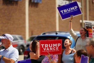 Milwaukee, Wisconsin ABD - 16 Ağustos 2024: Pro President Trump ve Pro VP J.D. J.D. döneminde Vance taraftarları Milwaukee Polis Derneği 'nin önünde yürüyüş yaptı. Vance 'in siyasi kampanya durağı.