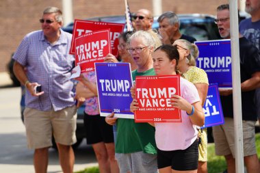 Milwaukee, Wisconsin ABD - 16 Ağustos 2024: Pro President Trump ve Pro VP J.D. J.D. döneminde Vance taraftarları Milwaukee Polis Derneği 'nin önünde yürüyüş yaptı. Vance 'in siyasi kampanya durağı.