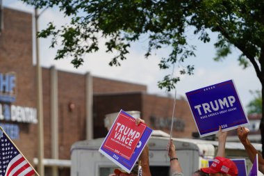Milwaukee, Wisconsin ABD - 16 Ağustos 2024: Pro President Trump ve Pro VP J.D. J.D. döneminde Vance taraftarları Milwaukee Polis Derneği 'nin önünde yürüyüş yaptı. Vance 'in siyasi kampanya durağı.