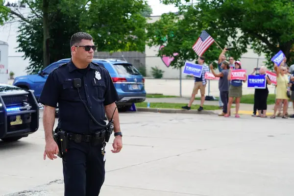 Milwaukee, Wisconsin ABD - 16 Ağustos 2024: Yerel polis ve Gizli Servis J.D. Milwaukee Polis Teşkilatı 'ndaki durağı sırasında Vance Güvenlik.